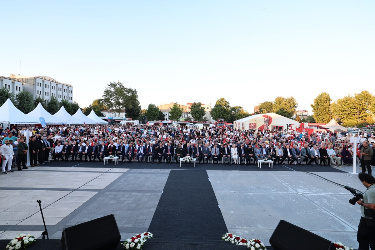 Sakaryalılar, hain darbe girişiminin 10'uncu yılında yine Demokrasi Meydanı'nda bir araya geldi.