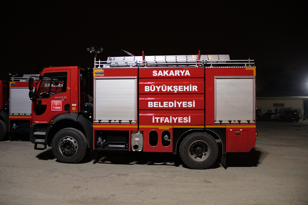 Sakarya'da çıkan bina yangınında anne ve 3 çocuğu dumandan etkilendi