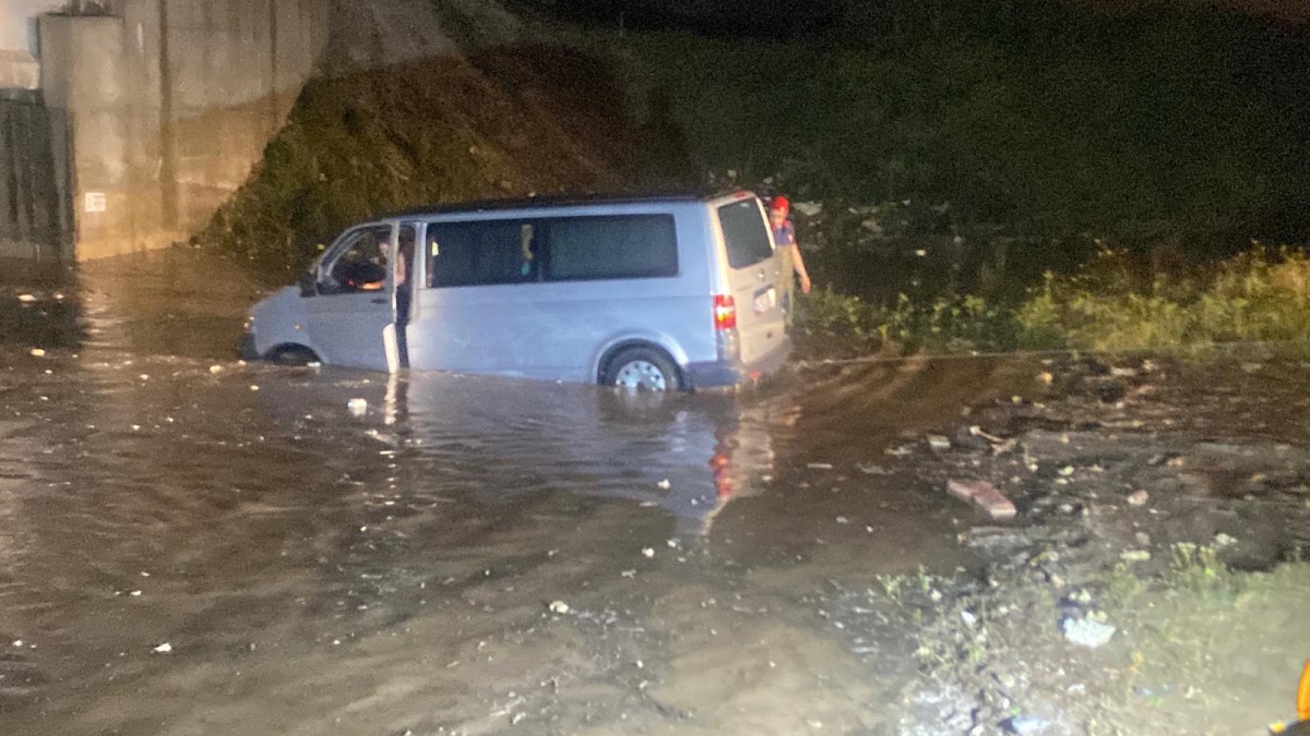 Sakarya'da yağış nedeniyle suyla dolan alt geçitte araç içerisinde mahsur kalan anne-oğul kurtarıldı