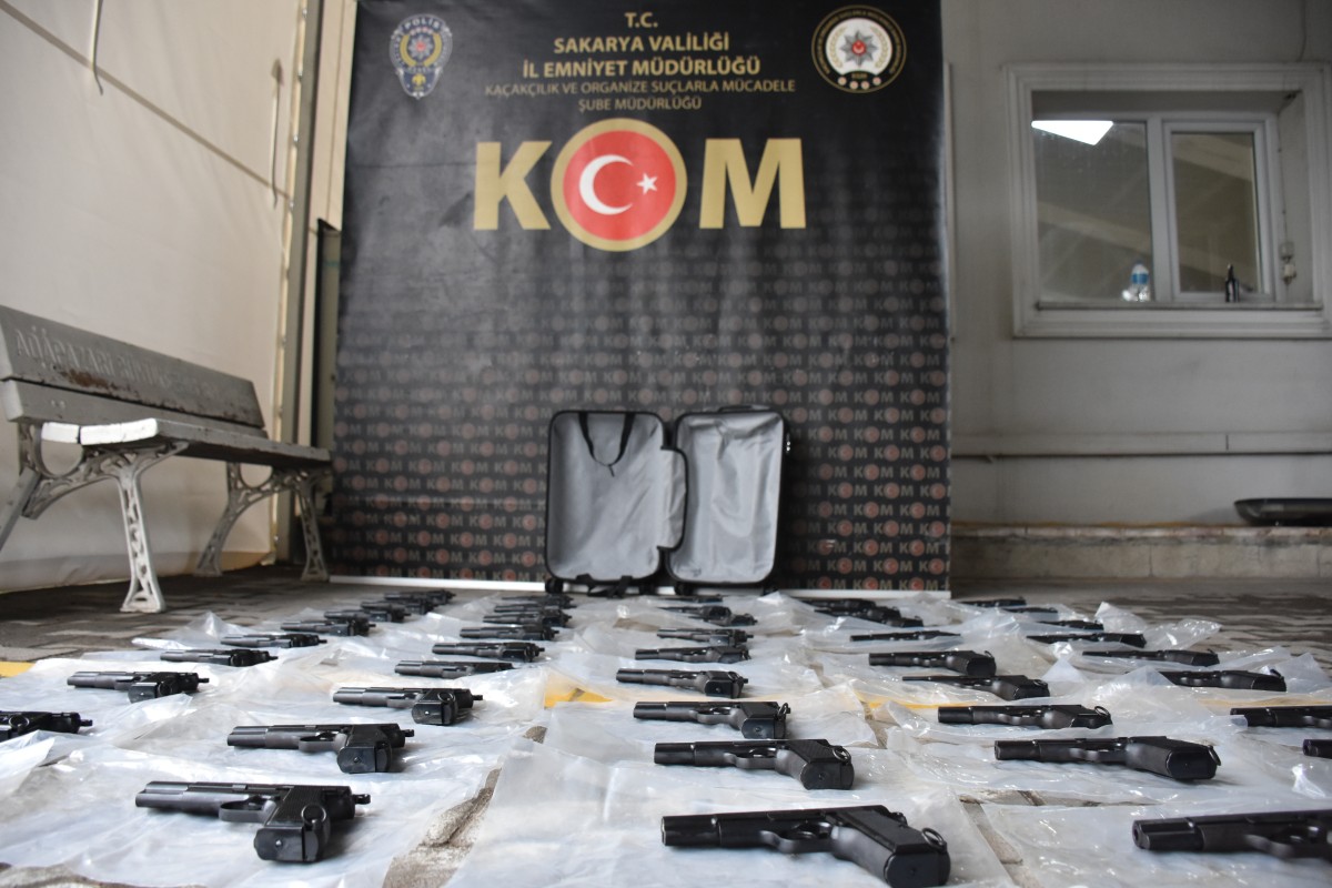 Sakarya ve Bolu'daki silah kaçakçılığı operasyonunda yakalanan 2 zanlıya tutuklama