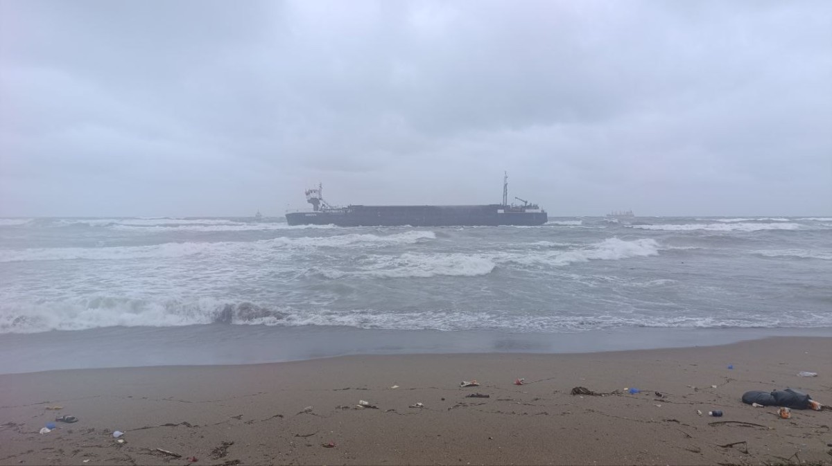 Sakarya'da karaya oturan kuru yük gemisinde inceleme yapıldı