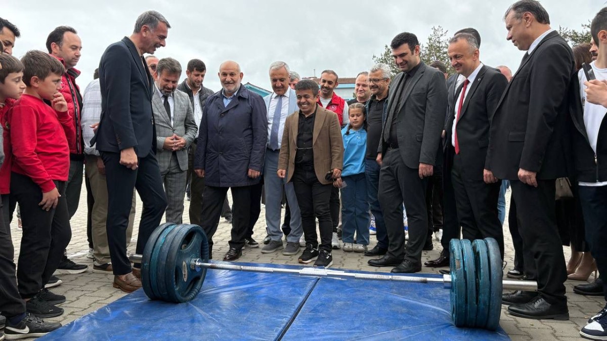 Olimpiyat ve Dünya Şampiyonu eski milli halterci Halil Mutlu, bilim fuarına katıldı