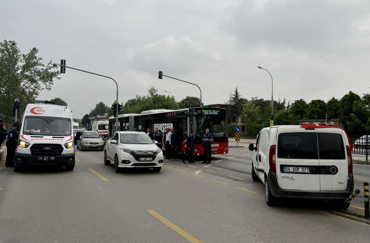 Sakarya'da metrobüs ile hafif ticari araç çarpıştı, 13 yolcu hafif yaralandı