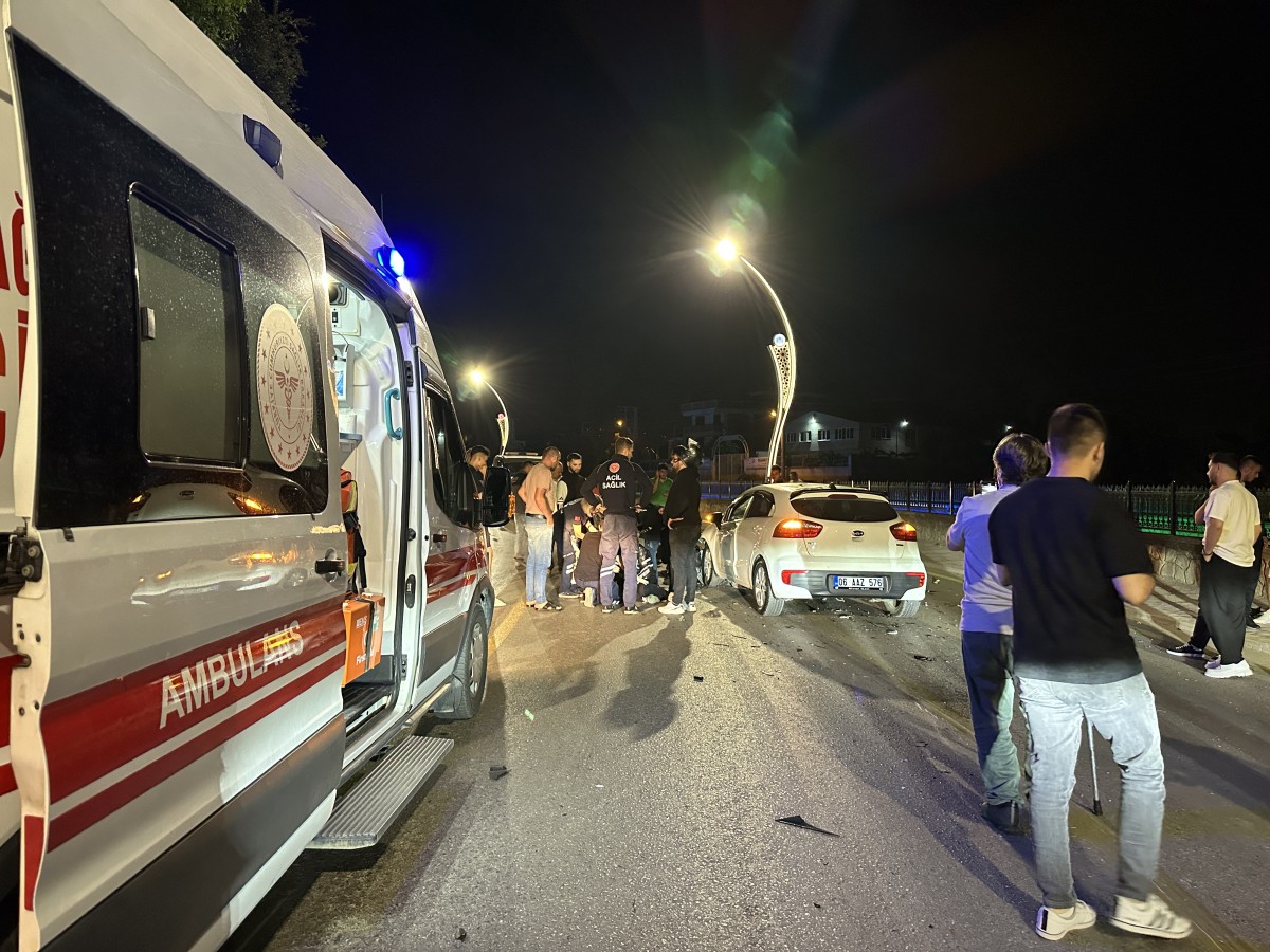 Sakarya'da otomobil ile çarpışan motosikletin sürücüsü yaralandı