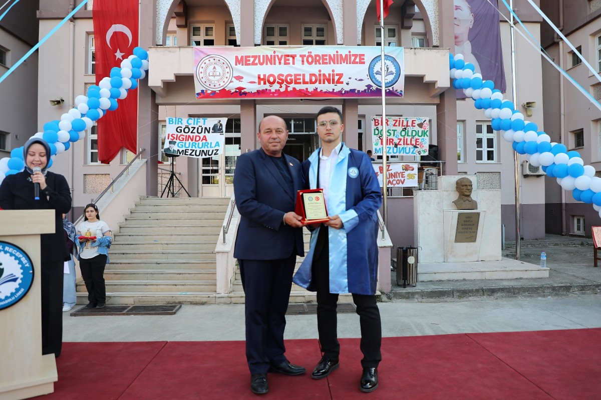 Ferizli Borsa İstanbul Recepbey MTAL Mezunlarını Coşkuyla Uğurladı
