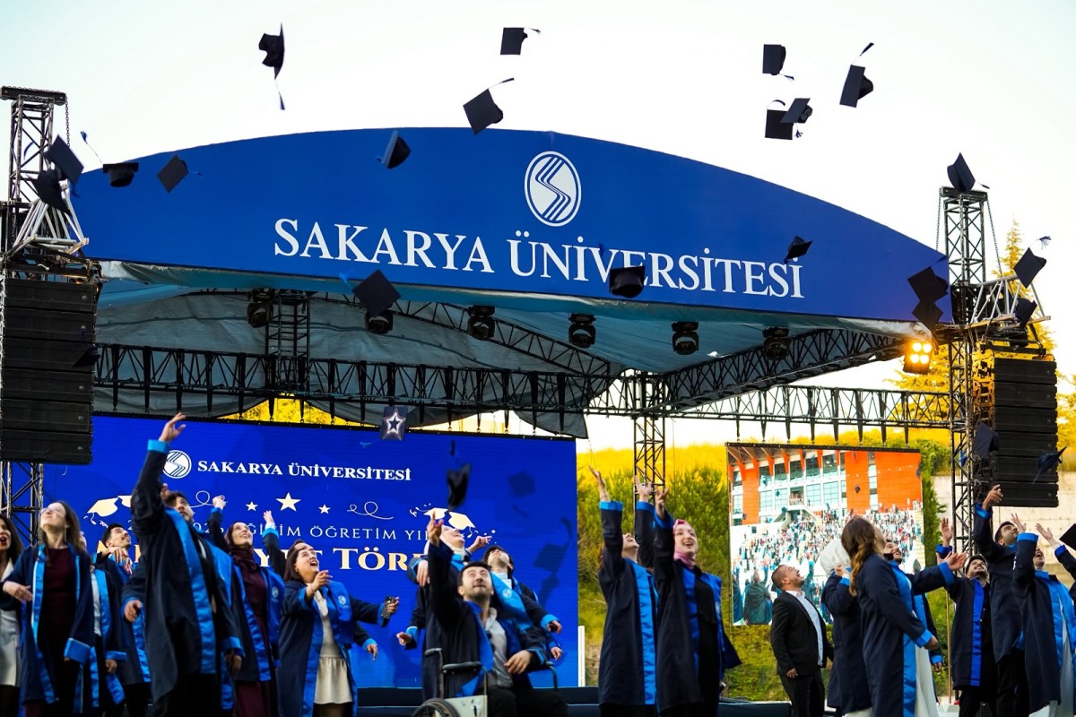 SAU’de binlerce öğrenci daha mezuniyet coşkusu yaşadı