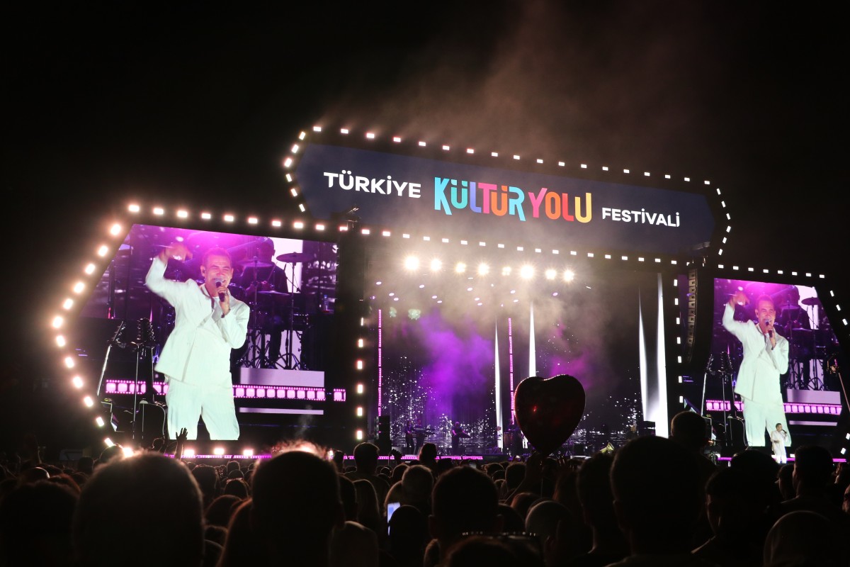 Sakarya Kültür Yolu Festivali'nde şarkıcı Ferhat Göçer sahne aldı