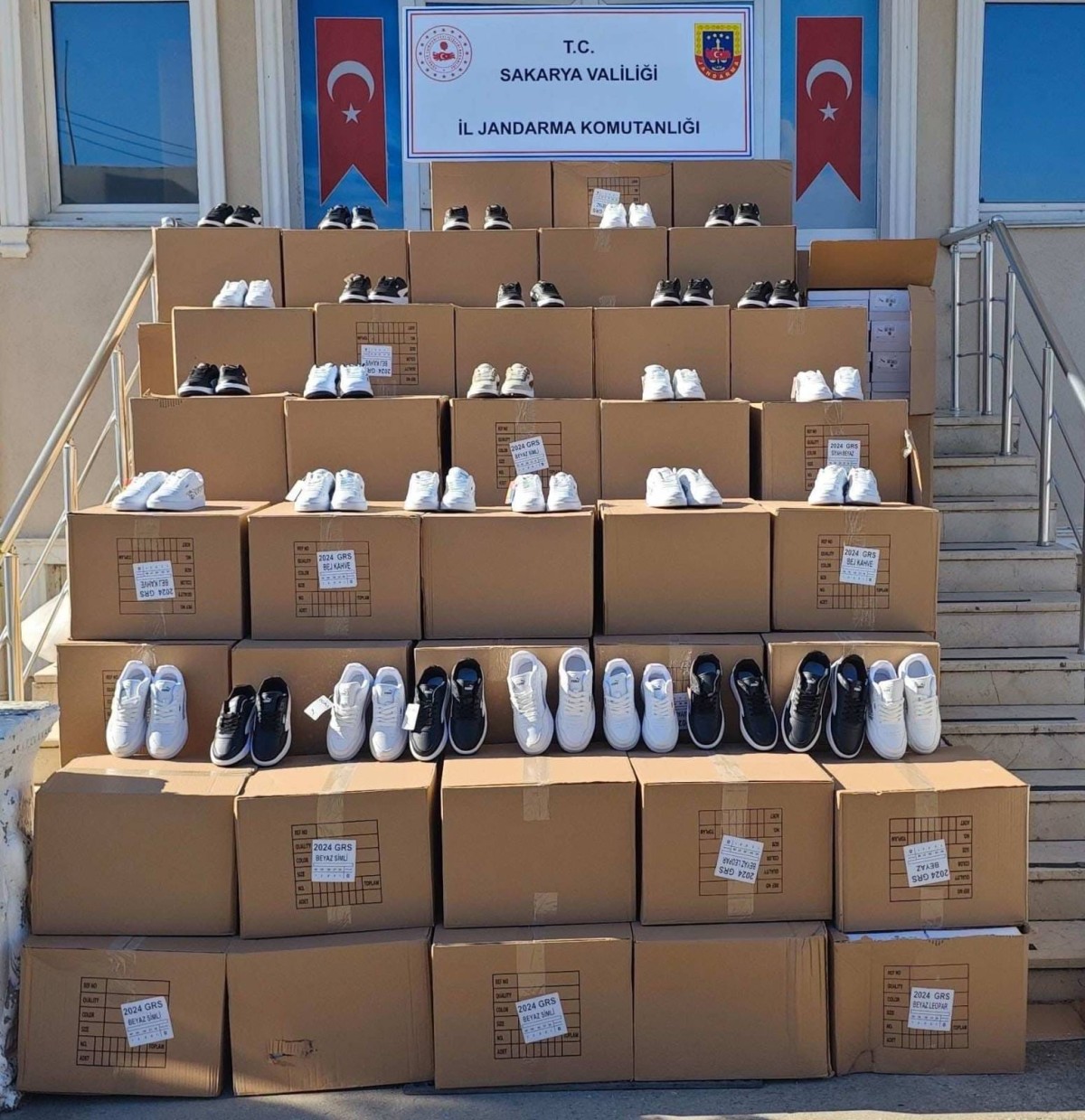 Sakarya'da 10 milyon 680 bin lira değerinde taklit spor malzemesi ele geçirildi