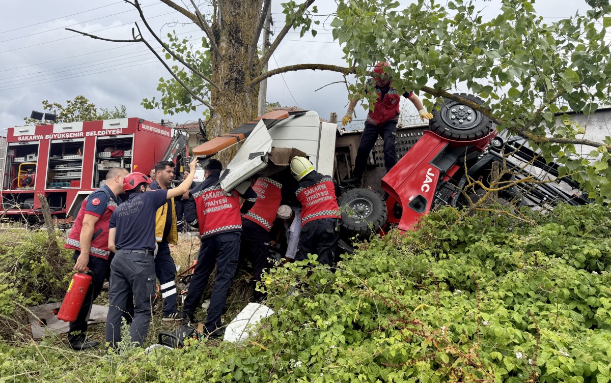 Sakarya'da devrilen çekicide sıkışan sürücü itfaiye ekiplerince kurtarıldı