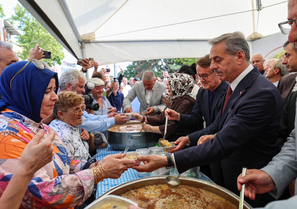 Muharrem ayının bereketi Büyükşehir’in aşure ikramıyla paylaşıldı