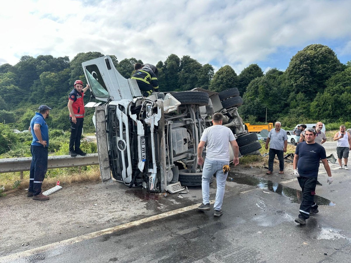Sakarya'da otomobille çarpışan tır devrildi