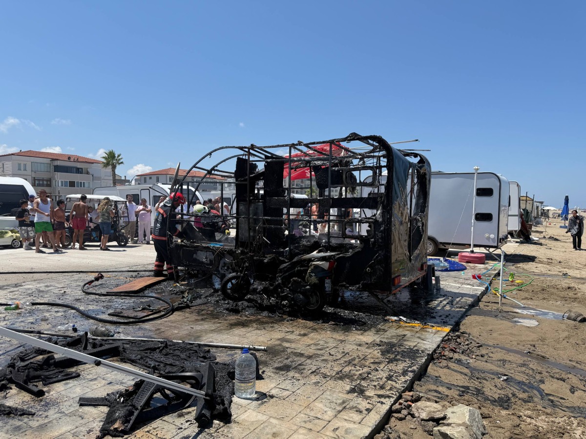 Sakarya'da sahilde çıkan yangında karavan ve motosiklet kullanılamaz hale geldi