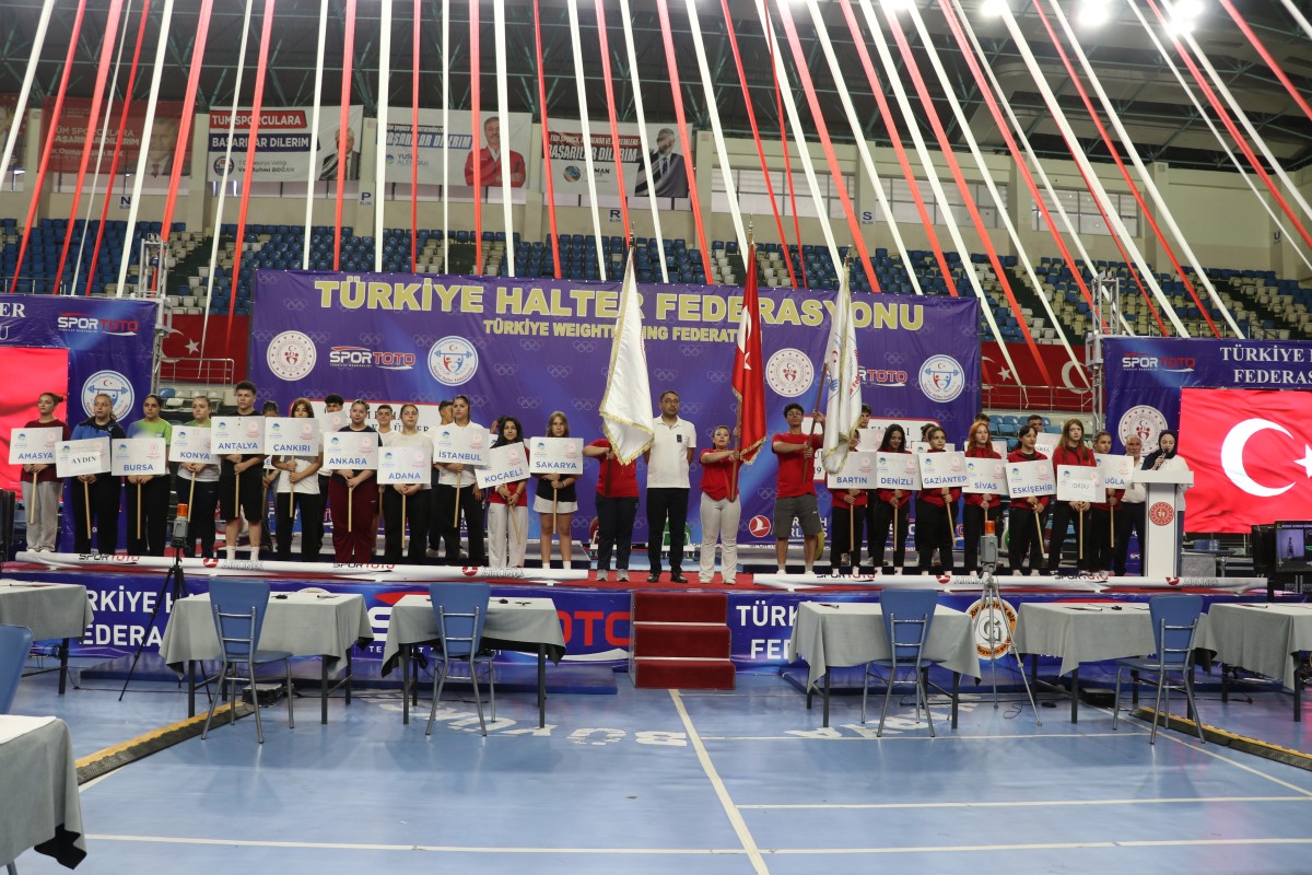 Yıldızlar Kulüpler Türkiye Halter Şampiyonası, Sakarya'da sürüyor