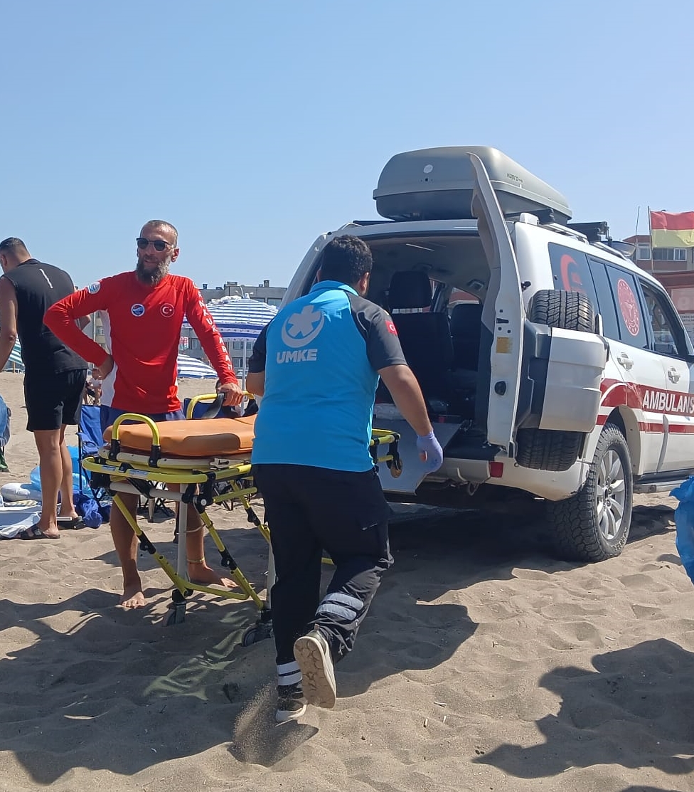 Sakarya'da denizde hareketsiz bulunan kişi hastaneye kaldırıldı