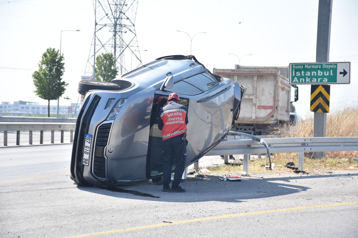 Sakarya'da devrilen otomobilin bariyere saplandığı kazada anne ve çocuğu yaralandı