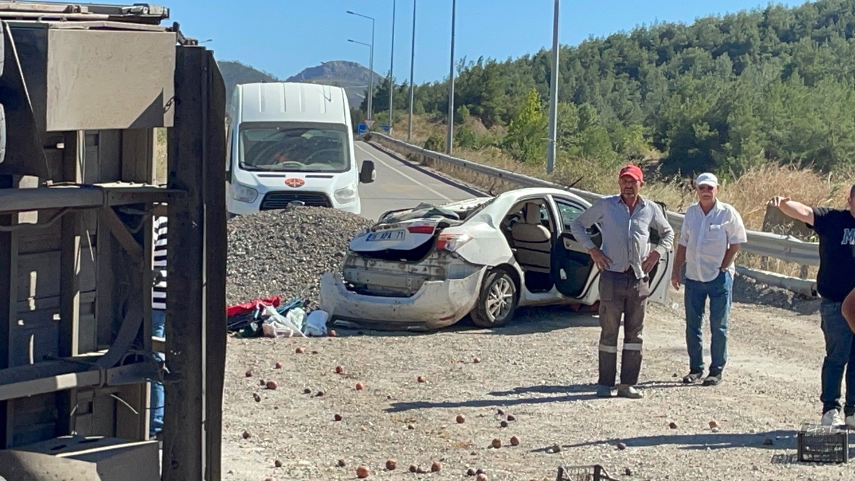 Sakarya'da kamyonun otomobilin üzerine devrilmesi sonucu 6 kişi yaralandı