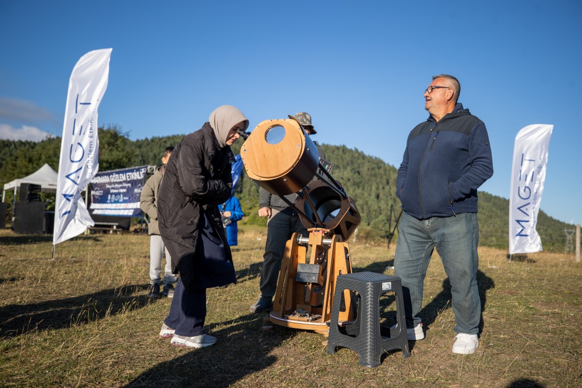 Amatör astronomlar kendi ürettikleri teleskoplarla uzayı gözlemliyor