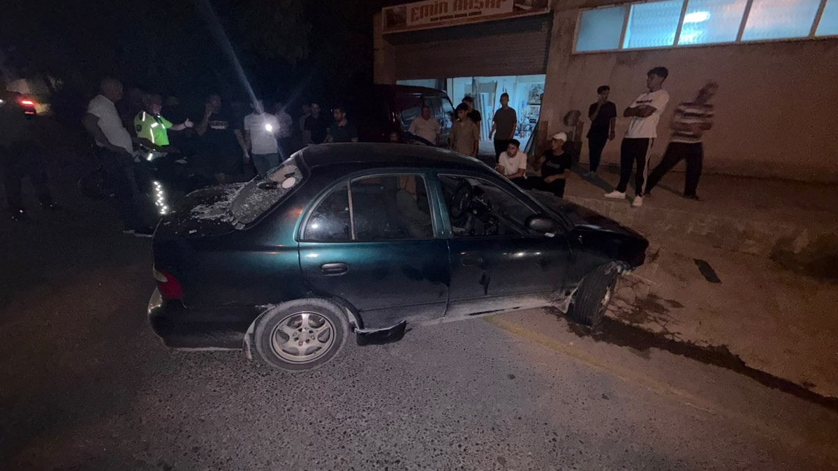 Sakarya'da alkollü sürücünün otomobille çarptığı anne ve iki çocuğu yaralandı