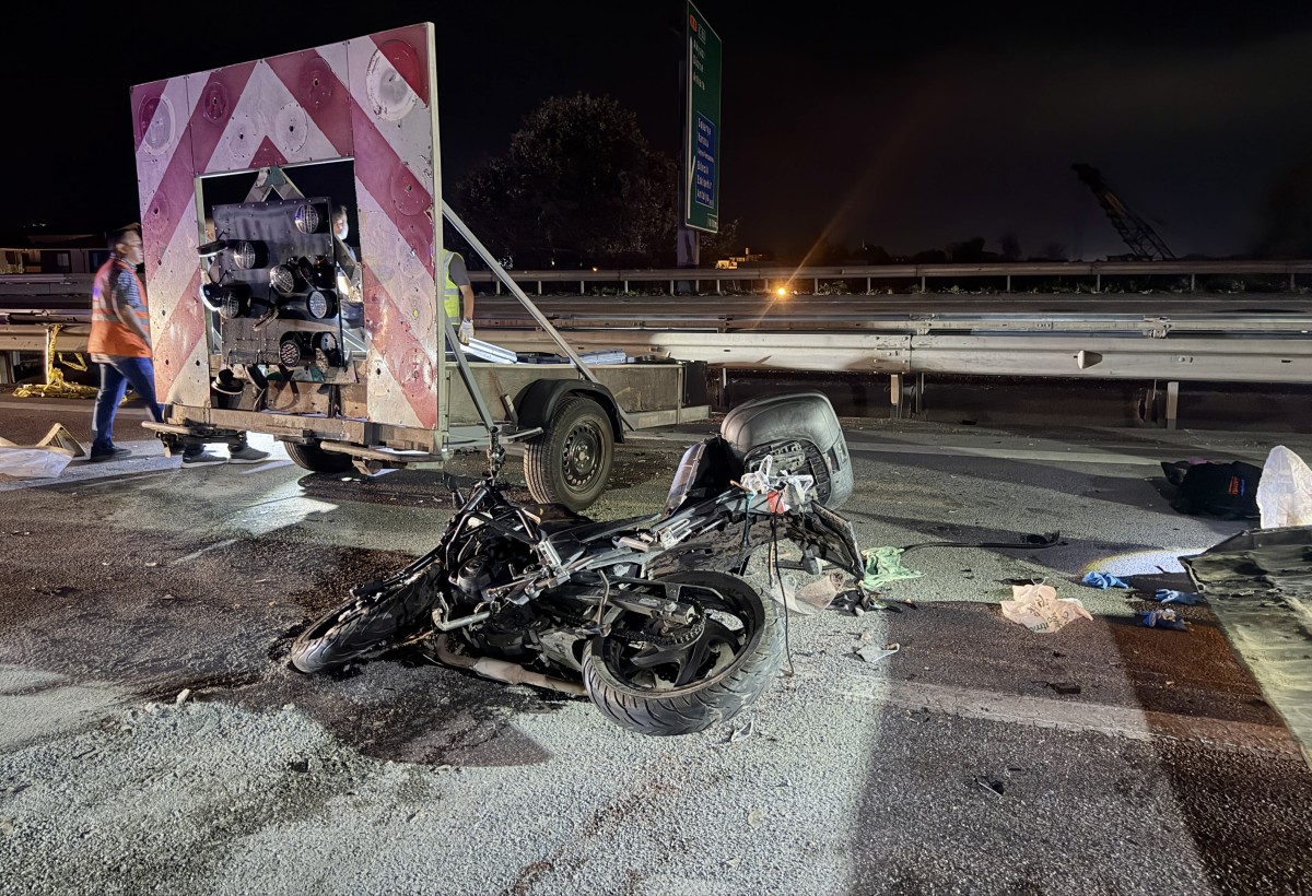 Anadolu Otoyolu'nda ışıklı trafik ikaz römorkuna çarpan motosikletli öldü