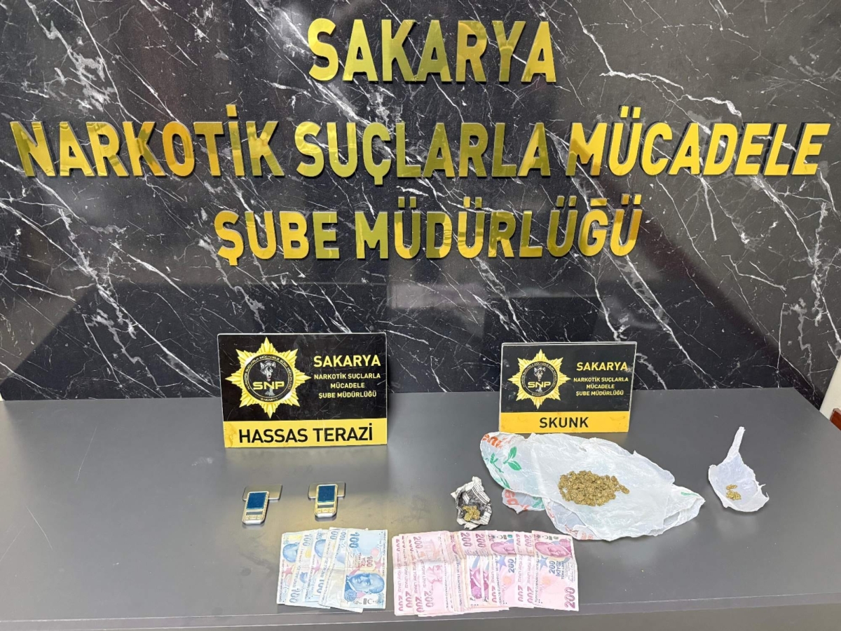 Sakarya'da evde uyuşturucu satarken yakalanan zanlılardan biri tutuklandı