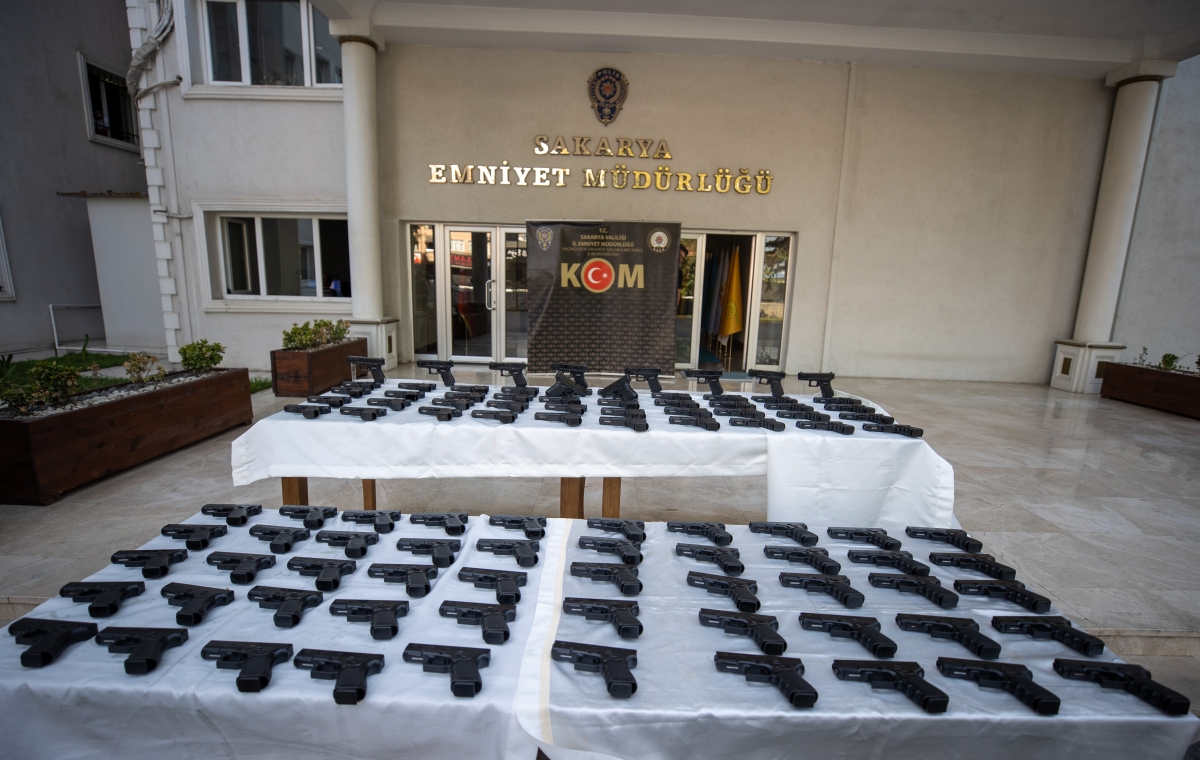 Sakarya'da bir otomobilde 100 ruhsatsız tabanca ele geçirildi