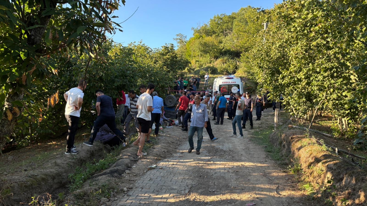Sakarya'da fındık işçilerini taşıyan traktörün devrilmesi sonucu 18 kişi yaralandı