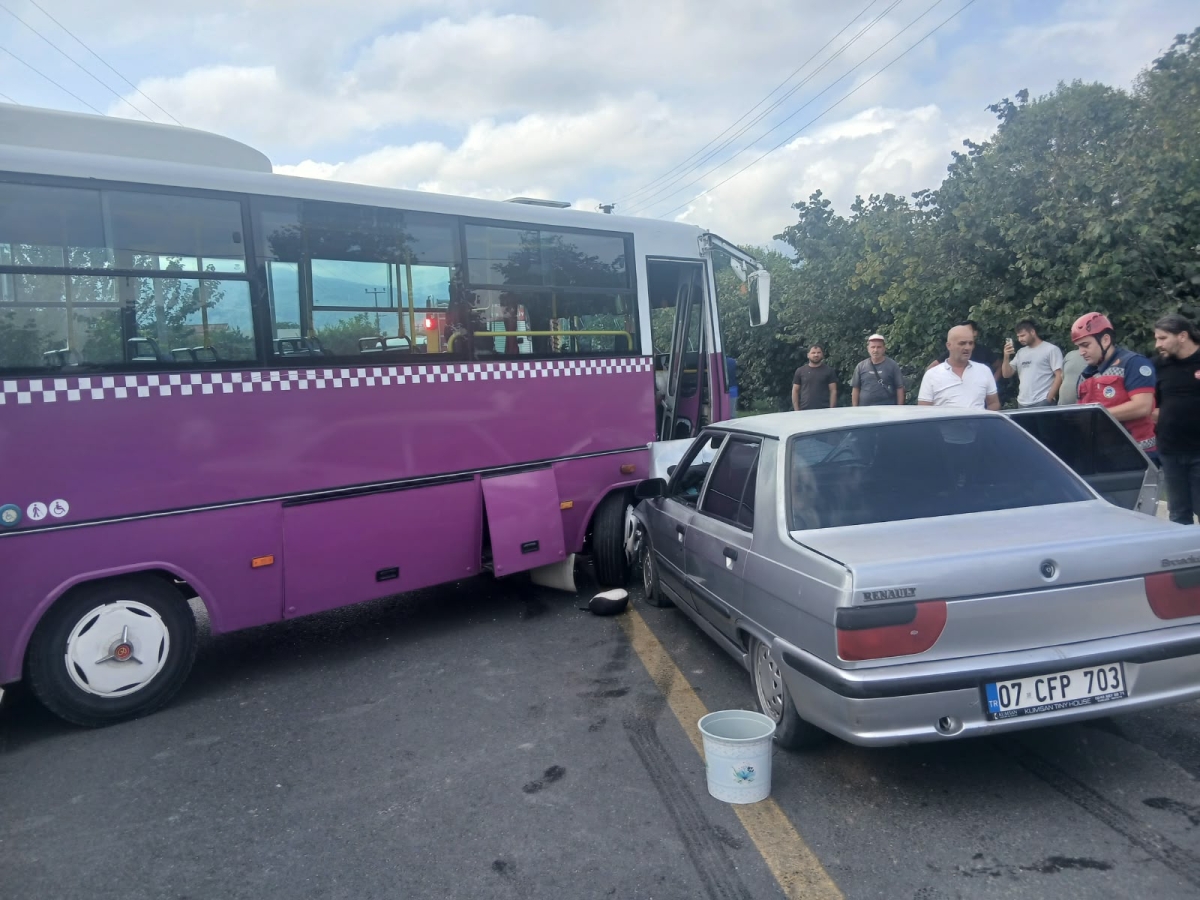 Sakarya'da halk otobüsüyle otomobilin çarpıştığı kazada 6 kişi yaralandı