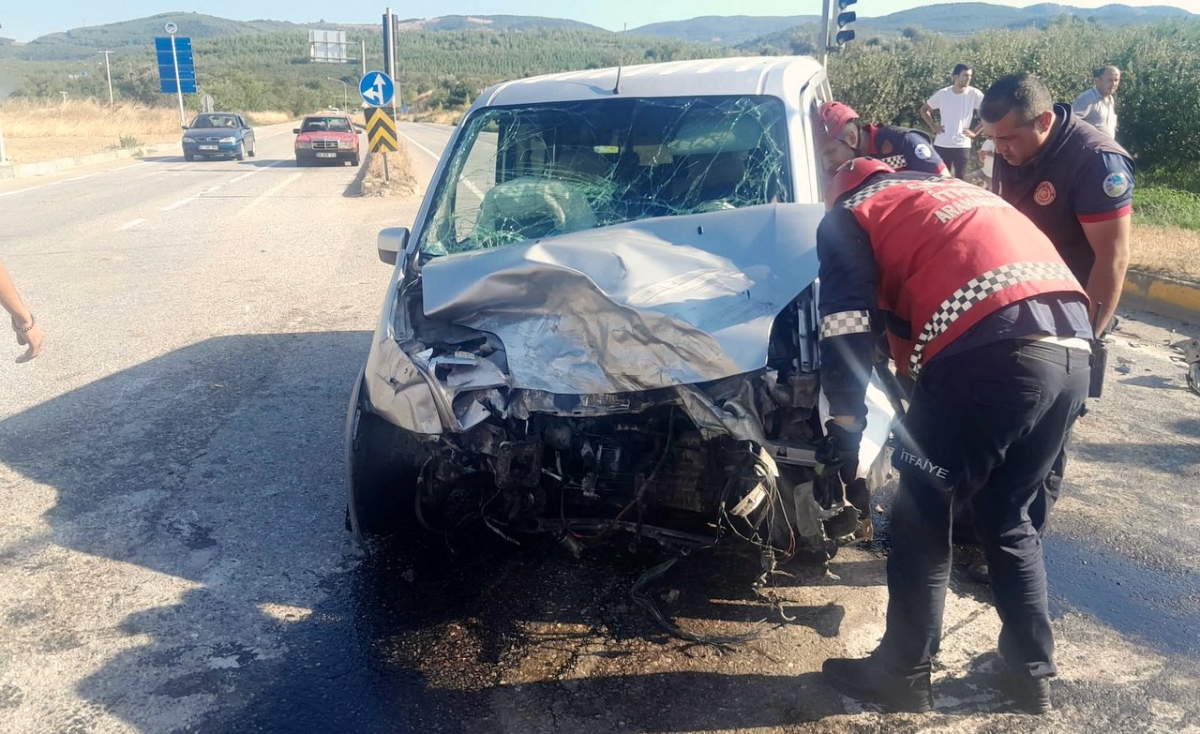 Sakarya'da hafif ticari araç ile SUV'un çarpıştığı kazada 6 kişi yaralandı