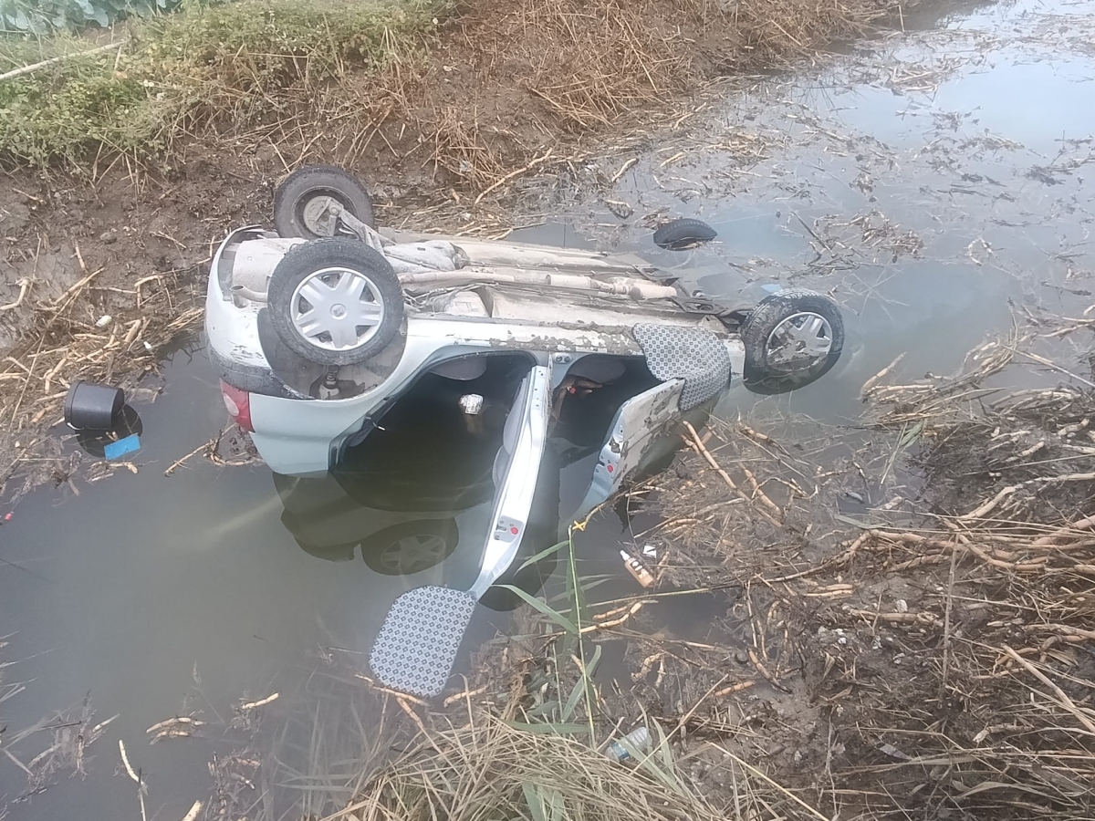 Sakarya'da otomobil sulama hendeğine devrildi