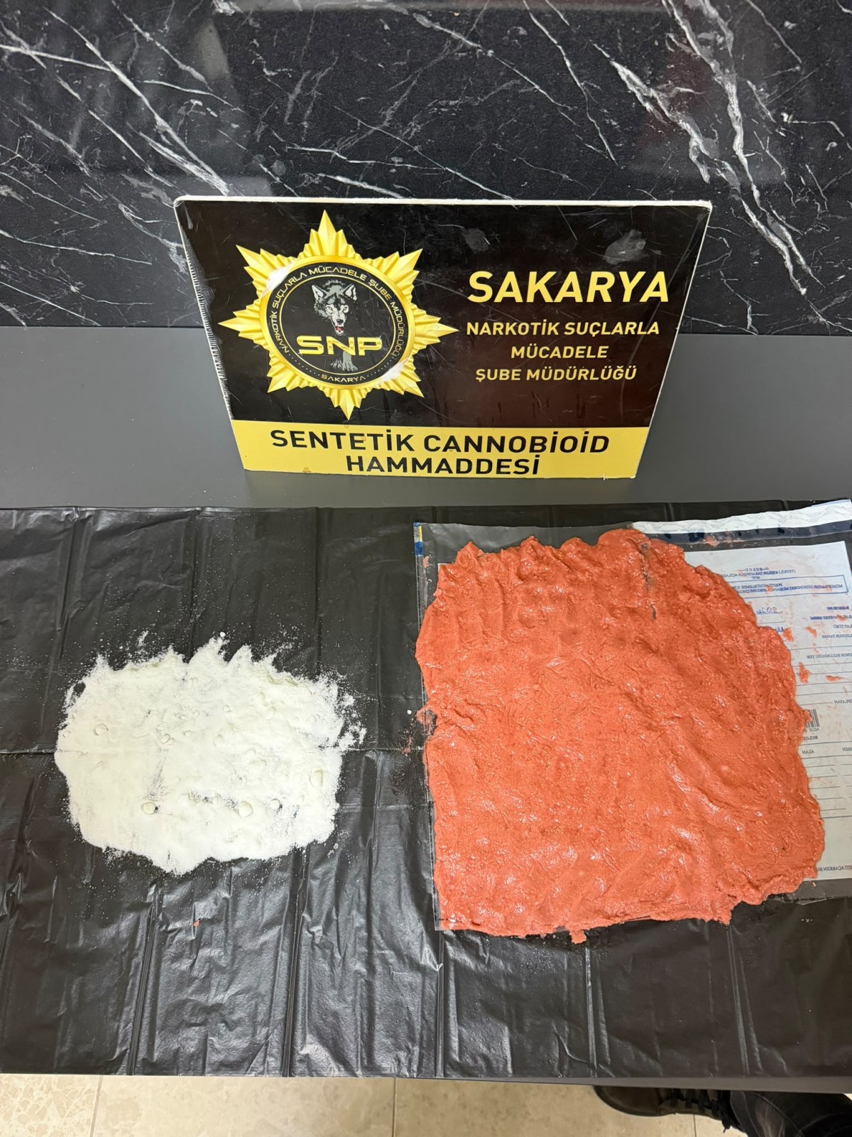 Sakarya'da bir araçta çoraba gizlenmiş uyuşturucu ele geçirildi