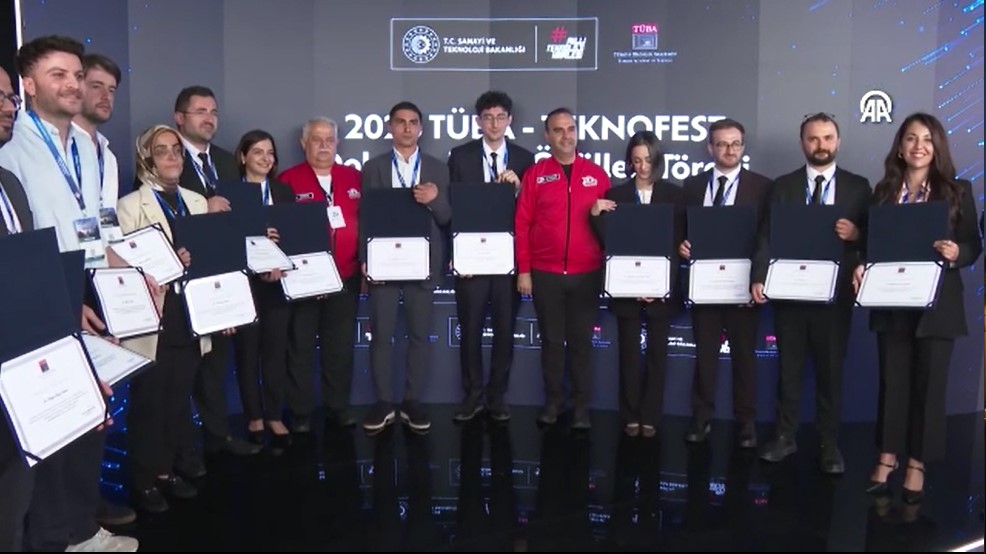 Sakarya Üniversitesinden Merve Gülbahar Eren üçüncülük ödülünü kazandı.