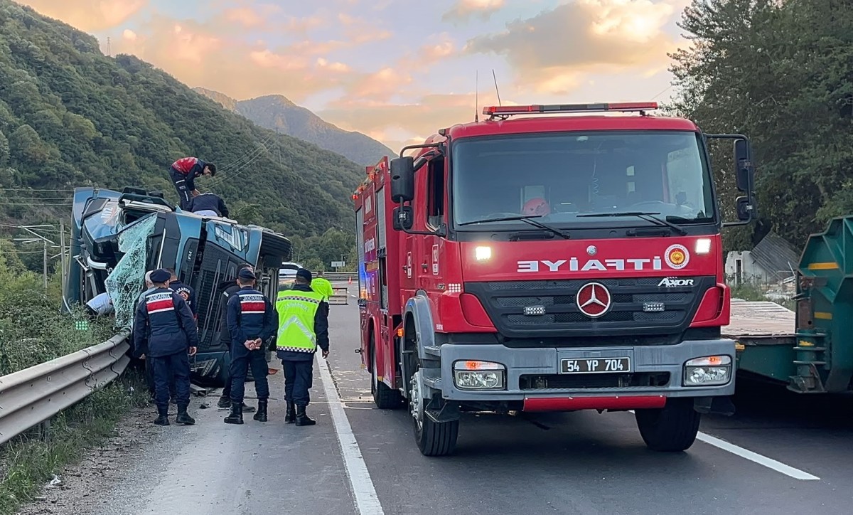 Sakarya'da devrilen kiremit yüklü tır ulaşımı aksattı
