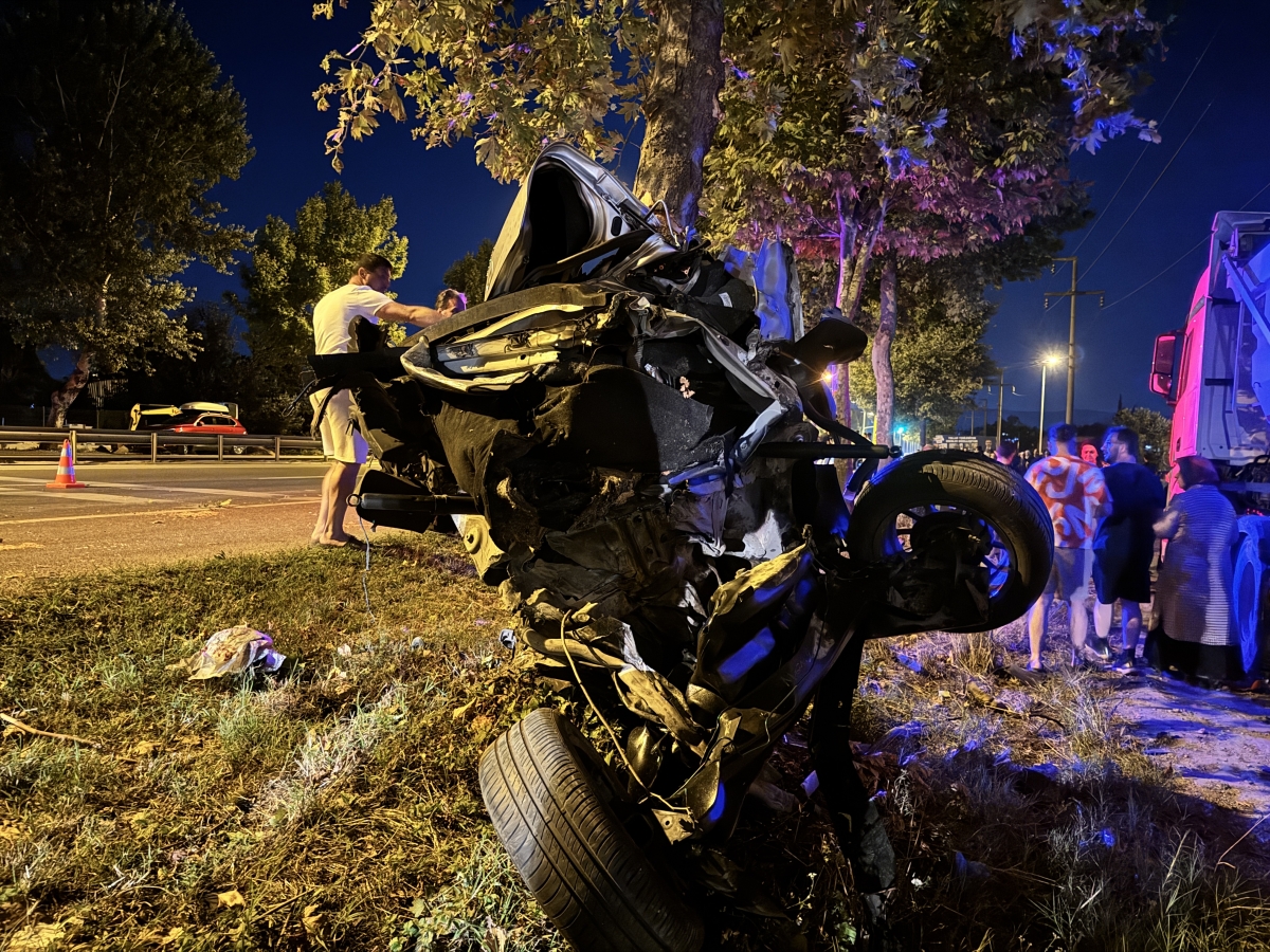 Sakarya'da ağaca çarpan otomobil ikiye ayrıldı